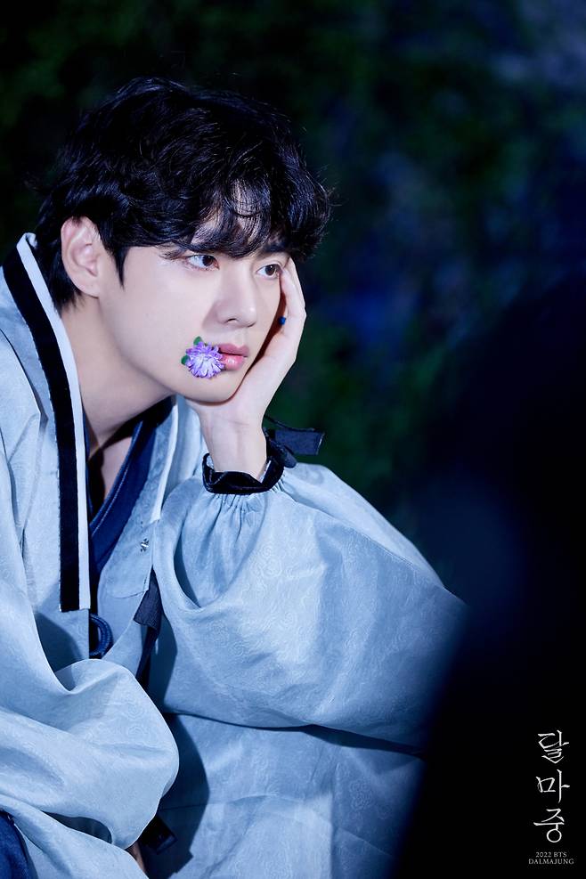 방탄소년단 뷔, 동서양 아우르는 천상의 아름다움