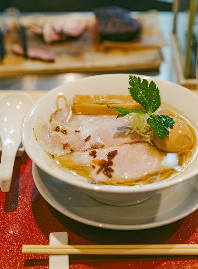&nbsp;닭 육수를 베이스로 한 모에요멘스케의 라멘