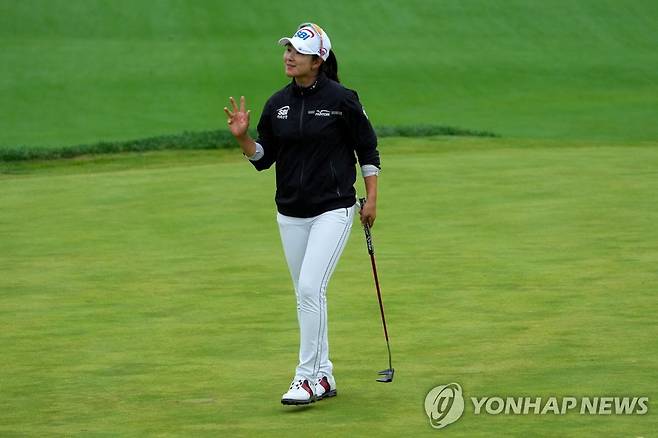 4번 홀 버디 이후 인사하는 김아림 [게티이미지/AFP=연합뉴스]