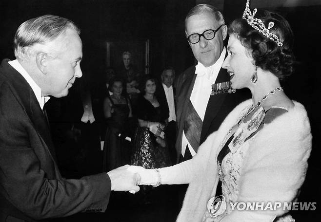 1964년 엘리자베스 2세 여왕이 해럴드 윌슨 전 영국 총리와 악수하는 모습.  [AP=연합뉴스 자료사진. 재판매 및 DB 금지]