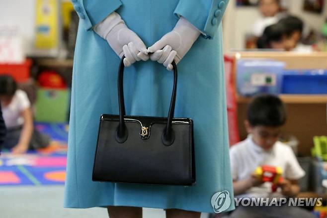 2017년 엘리자베스 여왕이 런던의 한 초등학교를 방문했을 당시 손에 들었던 핸드백 [AFP=연합뉴스 자료사진. 재판매 및 DB 금지]