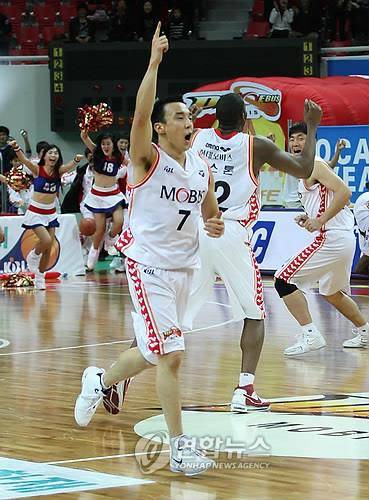 2008년 12월 5일 창원 LG의 경기에서 막판 역전 버저비터를 성공시킨 김현중 코치 [연합뉴스 자료사진. 재판매 및 DB금지]