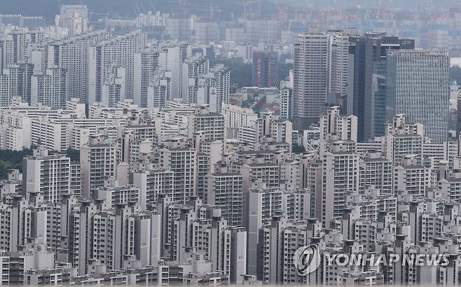 오후 서울 강남구 삼성동 트레이드 타워에서 바라본 서울 시내 아파트 모습 [연합뉴스 자료사진]