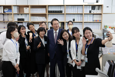 윤석열 대통령이 13일 오전 충남자립지원전담기관인 희망디딤돌 충남센터를 방문, 관계자들과 기념촬영을 하고 있다.(사진=대통령실)