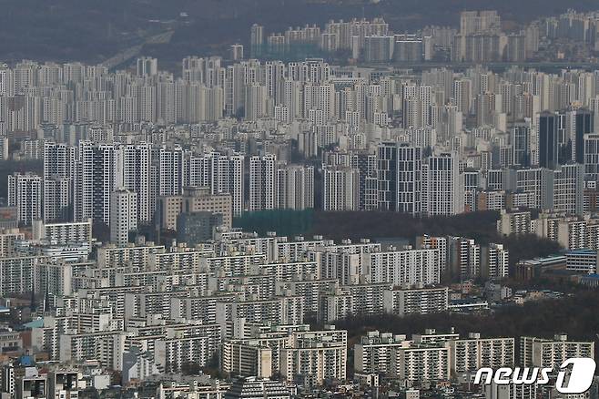 서울 송파구 롯데월드타워 서울스카이에서 바라본 도심 아파트 단지 모습. ⓒ News1 민경석 기자