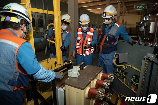 포스코 포항제철소 직원들이 전력 계통에 대한 복구 작업을 진행하고 있다.(포항제철소제공)2022.9.13/뉴스1