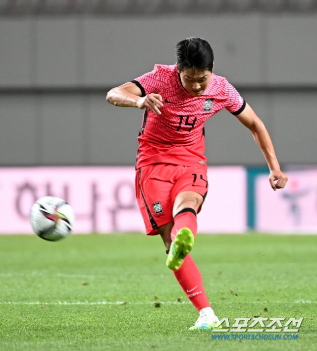 한국 올림픽 축구대표팀과 프랑스의 평가전이 16일 서울월드컵경기장에서 열렸다. 이강인이 프리킥을 차고 있다. 상암=허상욱 기자 wook@sportschosun.com/2021.07.16/