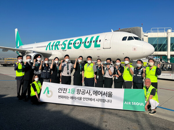 조진만 에어서울 대표(가운데)가 김포국제공항 현장 점검 후 임직원들과 안전 운항 결의를 다지며 기념 촬영을 하고 있다. ⓒ에어서울