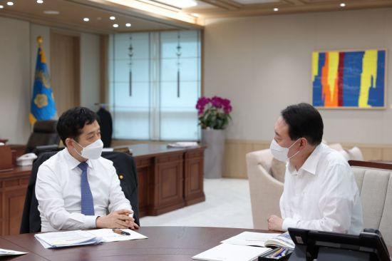 윤석열 대통령이 8일 서울 용산구 대통령실 청사에서 김주현 금융위원장으로부터 업무보고를 받고 있다.