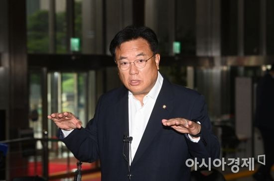 정진석 국민의힘 비상대책위원장이 13일 국회로 출근하면서 취재진 질문에 답변하고 있다./윤동주 기자 doso7@