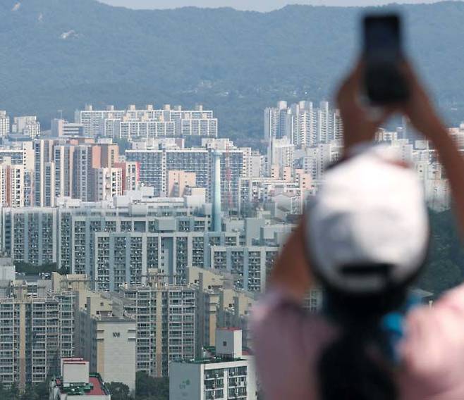 지난 수년간 이어진 집값 급등 부담과 가파른 금리 인상 여파로 서울 아파트 ‘거래 절벽’이 심화하면서 기존 집이 팔리지 않거나 전세 세입자가 나타나지 않아 이사를 못 하고 발이 묶이는 피해 사례가 속출하고 있다. 사진은 서울 강북구 북서울꿈의숲 전망대에서 바라본 주변 아파트 단지들의 모습. /뉴시스