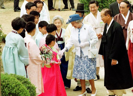 1999년 4월 한국을 찾아 안동에서 73세 생일상을 받은 여왕이 하회마을에서 주민들과 인사하고 있다. [연합뉴스]