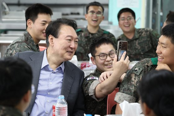 윤석열 대통령이 추석인 지난 10일 수도방위사령부 방공중대에서 장병들과 오찬하던 중 한 장병의 부모님과 영상통화를 하고 있다. [사진 대통령실]