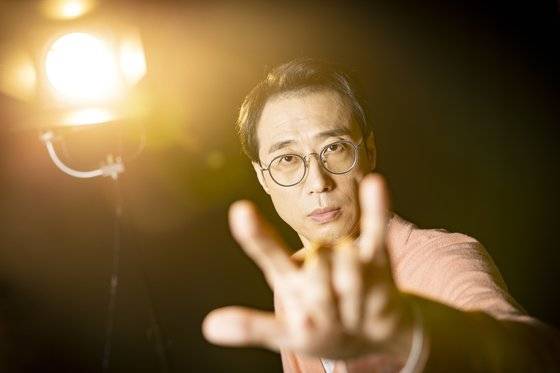 방송인 이윤석이 7일 오후 서울 상암동 중앙일보에서 인터뷰를 하고 있다. 자타공인 록 마니아인 그는 최근 프로젝트 밴드 '락골당'을 꾸려 "죽기 전에 꼭 해보고 싶은 일" 중 하나를 이뤘다. 전민규 기자
