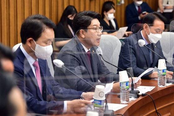 국민의힘 권성동 원내대표가 13일 서울 여의도 국회에서 열린 원내대책회의에서 발언을 하고 있다. 권 원내대표 옆자리(왼쪽)에 앉은 성일종 국민의힘 정책위의장은 이날 오전 라디오에서 민주당을 향해 “양심이 있어야 한다”며 “자기들이 엄청난 부정부패에 연루되니까 김 여사를 끌어들이는 것은 후안무치하다”고 말했다. 김경록 기자