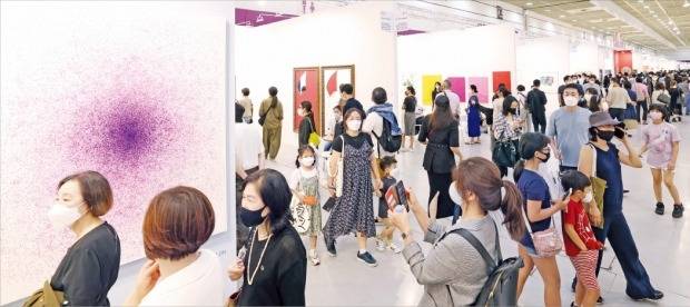 < “역대 최고 미술장터” > 지난 2일 서울 삼성동 코엑스에서 개막한 한국국제아트페어(KIAF)-프리즈 아트페어(프리즈)가 역대 최고 수준의 흥행을 거뒀다. 4일 KIAF 행사장을 찾은 관람객들이 작품을 둘러보고 있다. 김범준 기자