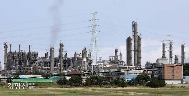 충남 서산에 있는 대산산업단지의 모습. ‘대산산단’은 1980년대 말 조성을 시작해 1990년 초부터 본격적으로 가동됐다. 30년이 넘어가면서 설비 노후화에 따른 크고 작은 사고가 잇따르고 있다. 김창길 기자 cut@kyunghyang.com