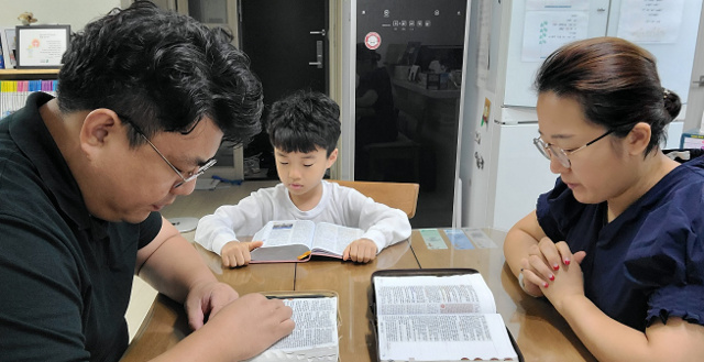 박진선(오른쪽) 집사 부부가 아들 이지율 군과 함께 가정예배를 드리고 있다.
