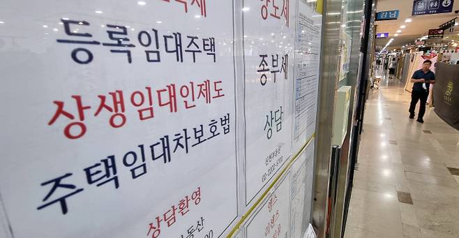 전월세 계약 말기 도래에도 전세금을 돌려 받지 못하는 세입자가 늘고 있는 가운데 사진은 송파구 한 부동산중개업소에 임대주택 관련 안내판이 붙어 있다. 본 기사와 관련 없음. [사진 = 이승환 기자]