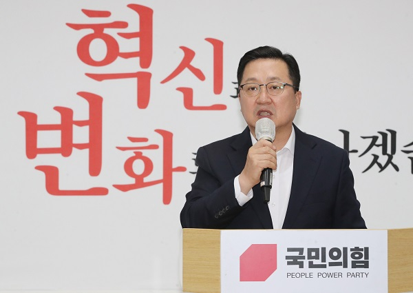 대전의 새로운 야구장 베이스볼 드림파크는 개방형 구조다. 사진은 개방형 구장 건립을 결정한 이장우 대전 시장. /사진=뉴스1