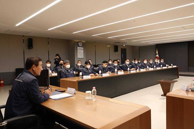 강구영 KAI 신임사장이 지난 8일 임원 해임과 조직개편을 단행한 가운데 KF-21 보라매 개발 차질을 우려하는 목소리가 나온다. KAI는 시스템에 의한 개발로 개개인에게 의존하는 형태가 아니기 때문에 전혀 문제가 없다는 입장이다. 강 사장이 취임 뒤 임직원 상견례를 갖는 모습. [KAI 제공]