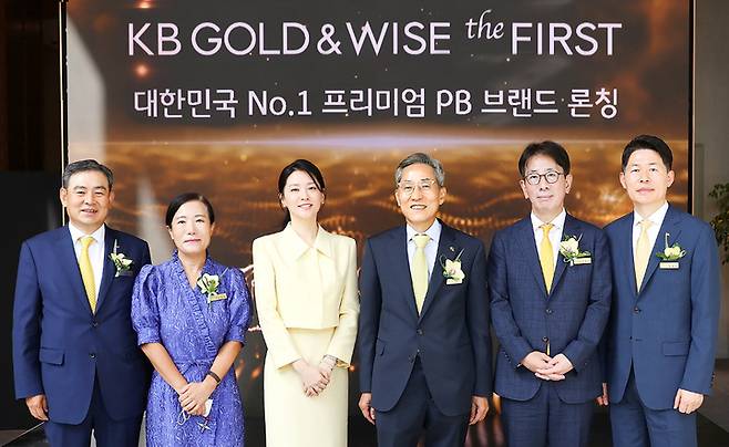 지난 6일 열린 서울 압구정동 'KB 골드앤와이즈 더 퍼스트' 개장식에서 (왼쪽부터)KB증권 김성현 사장, KB증권 박정림 사장, 광고모델 이영애, KB금융그룹 윤종규 회장, KB국민은행 이재근 은행장, KB국민은행 최재영 전무가 기념사진을 찍고 있다. *재판매 및 DB 금지