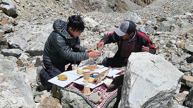 K2 길키 메모리얼에서 추모제를 지내는 필자와 후세인.