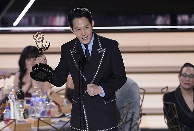 사진=넷플릭스 오리지널 시리즈 '오징어 게임'에서 성기훈 역으로 열연하며 한국 배우 최초이자 아시아 배우 최초로 제74회 에미상 드라마 시리즈 부문 남우주연상을 받은 이정재. AP 뉴시스&nbsp;