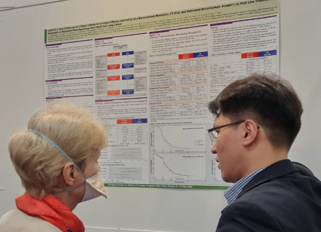 셀트리온이 12일(현지시간) 프랑스 파리에서 진행된 유럽종양학회(ESMO Congress 2022)에서 아바스틴 바이오시밀러 ‘베그젤마’ 임상 3상 후속 결과를 포스터로 공개하고, 관람객들이 자료를 살펴보고 있다. 사진 제공=셀트리온