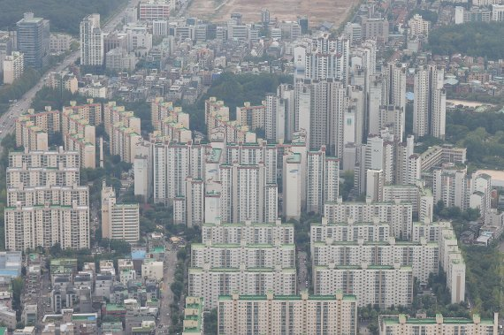 서울 송파구 롯데월드타워 전망대 서울스카이에서 바라본 서울 시내 아파트 단지 모습./연합뉴스