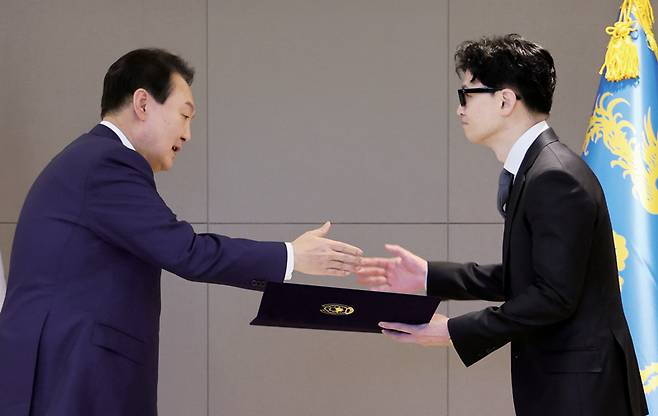 윤석열 대통령이 5월26일 세종시 정부세종청사에서 열린 국무위원 임명장 수여식에서 한동훈 법무부 장관에게 임명장을 수여한 뒤 악수하고 있다.ⓒ연합뉴스