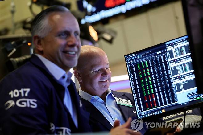 NYSE 입회장에 트레이더들의 모습