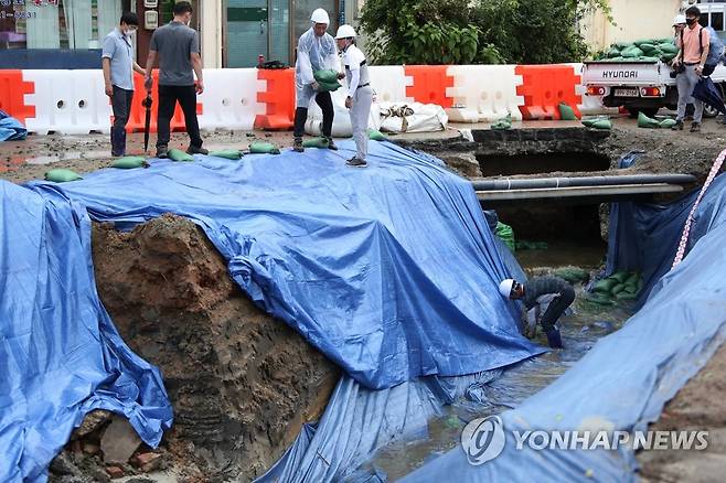 폭우에 대비해 임시 배수로 가설 공사가 한창인 현장 [연합뉴스 자료사진]