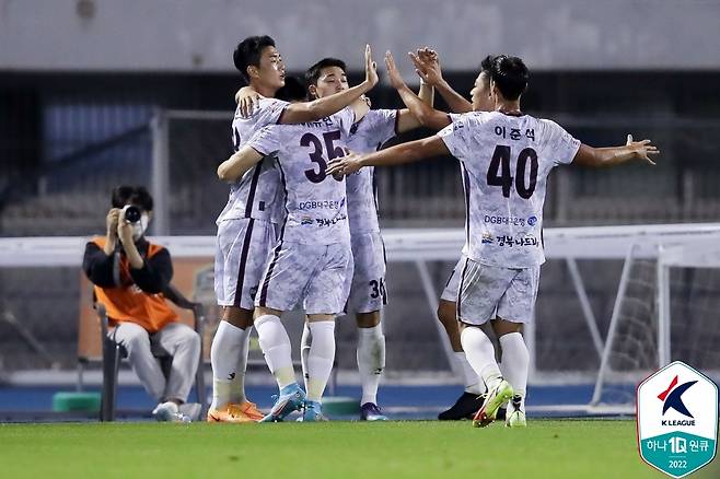 동점골을 터트린 후 동료들과 기쁨을 나누는 김천 김지현(맨 왼쪽). [한국프로축구연맹 제공. 재판매 및 DB 금지]