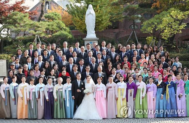 2016년 11월11일 서울 중구 명동성당에서 열린 정성이 이노션 고문의 딸 선아영 씨 결혼식에서 참석자들이 기념촬영을 하고 있다. 현대가 여성 상당수가 한복 차림이다.(사진=연합뉴스)