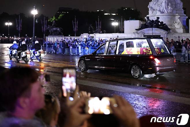 고 엘리자베스 2세 영국 여왕의 시신이 안치된 차량이 13일 버킹엄궁에 도착하고 있다. ⓒ 로이터=뉴스1 ⓒ News1 신웅수 기자