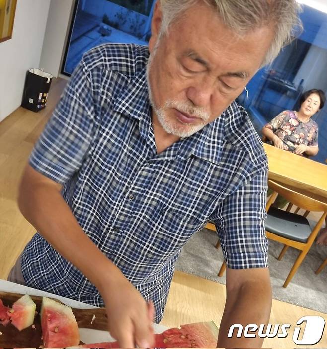 문재인 전 대통령의 딸 문다혜씨가 지난 12일 트위터에 문 전 대통령이 수박을 손질하는 사진을 게시했다. 뒤에는 김정숙 여사의 모습도 보인다. (문다혜 씨 트위터 캡처) 2022.9.14/뉴스1