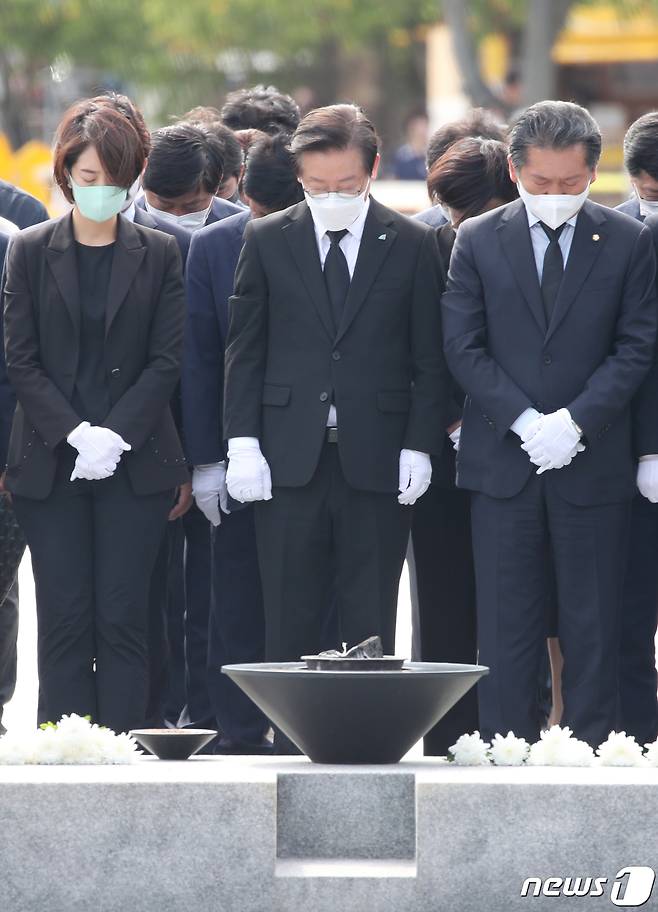 이재명 더불어민주당 대표와 당 지도부가 14일 경남 김해 봉하마을 고 노무현 전 대통령 묘역을 찾아 묵념하고 있다. 2022.9.14/뉴스1 ⓒ News1 김영훈 기자