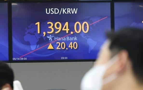 14일 서울 중구 하나은행 딜링룸에 원/달러 환율이 표시돼 있다. 이날 환율은 13년 5개월 만에 1390원을 돌파했다. 사진=연합뉴스