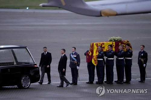 런던 노솔트 군공항 도착한 여왕의 관. <AP=연합뉴스>