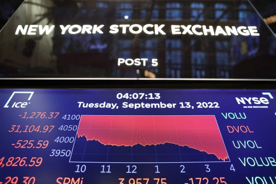 미국 뉴욕증시가 폭락한 13일(현지시간) 뉴욕증권거래소(NYSE) 시세판에 하락을 표시하는 그래프가 보여지고 있다. /사진=로이터뉴스1