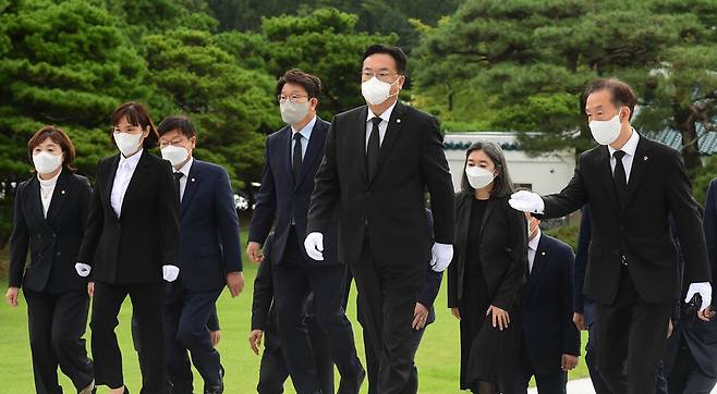 정진석 국민의힘 비상대책위원장과 권성동 원내대표가 14일 서울 동작구 국립서울현충원에 참배하기 위해 입장하고 있다. 공동취재사진