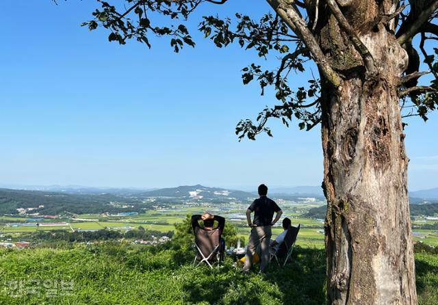 점심 식사를 마친 인근 직장인들이 죽주산성 북포루에서 망중한을 즐기고 있다.