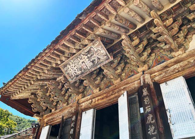 빛바랜 단청이 오히려 고풍스러운 칠장사 대웅전도 문화재로 지정돼 있다.