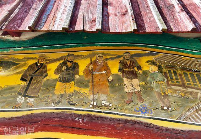 칠장사 명부전 벽면에 궁예와 임꺽정, 도둑들 그림이 그려져 있다.