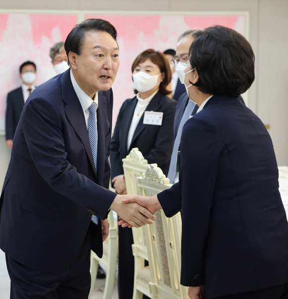 윤석열 대통령이 14일 서울 용산 대통령실 청사에서 열린 반도체산업 경쟁력 강화 특위 초청 오찬 간담회에서 양향자 위원장과 인사하고 있다. (대통령실통신사진기자단) 2022.09.14. [사진=뉴시스]