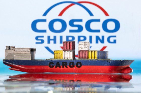 중국 국영 해운사 중국원양해운(코스코·COSCO)의 화물선 모형. 중국원양해운은 독일 함부르크항 외에도 유럽 여러 나라의 항국 터미널 지분을 사들이고 있다. 로이터=연합뉴스