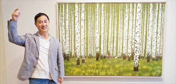 서울 인사동 노화랑에서 14일 개막하는 ‘이수동 개인전’에 앞서 이수동 작가가 ‘안단테 안단테’ 작품을 설명하고 있다. 숲속에서 피아노를 치며 행복한 시간을 보내는 연인들을 그린 그림이다.  성수영  기자