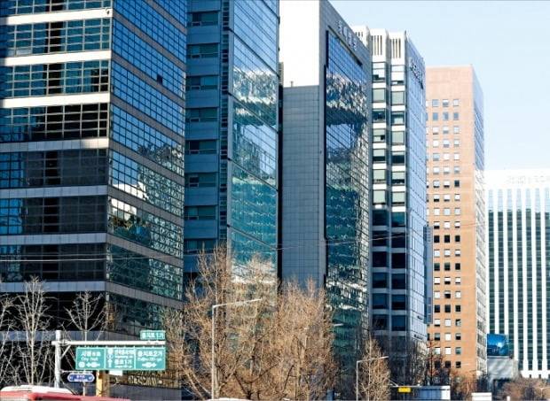 서울의 대표적 ‘핫플레이스’로 꼽히는 마포구 연남동에서도 상가 매매 거래가 끊기는 등 업무·상업용 부동산 시장이 급격히 위축되고 있다. 고층빌딩들이 들어선 서울의 한 중심상업지구.   한경DB