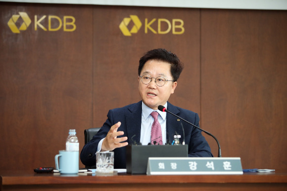 강석훈 KDB산업은행 회장이 14일 서울 여의도 KDB산업은행 본점에서 열린 기자간담회에서 발언을 하고 있다./사진=KDB산업은행